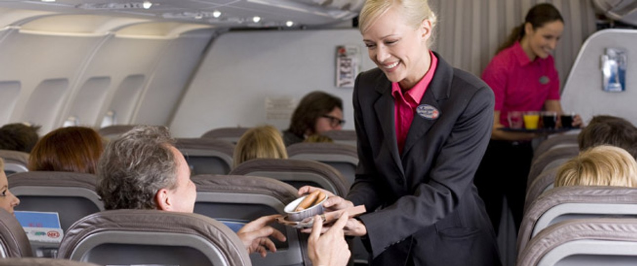 Flugbegleiterin von Niki: «Das macht dann 9,60 Euro, bitte».