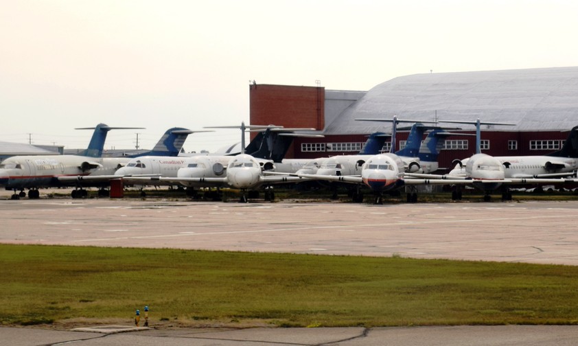 Die ehemalige Fokker 28 Flotte von Canadian Regional am Flughafen Saskatoon: Die Flugzeuge wurden zerlegt.
