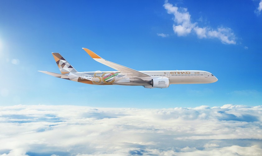 Lange waren sie geparkt, jetzt heben die Airbus A350-1000 von Etihad nach und nach ab.
