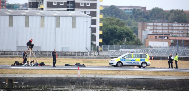Die neun Demonstranten sind am Dienstagmorgen auf die Piste des London City Airports gelangt.