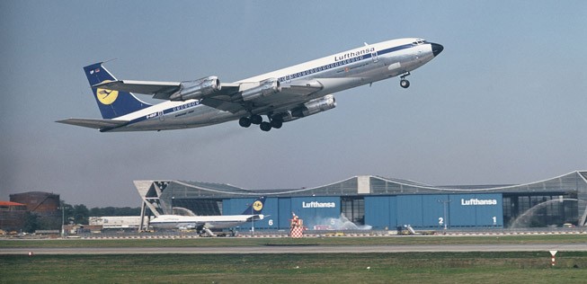 In den Sechzigerjahren passte Lufthansa den Markenauftritt mehrmals an, unter anderem wurde Helvetica als neue Schriftart eingeführt. Die auffälligste Änderung wurde 1967 vorgenommen - der Kranich erschien erstmals im gelben Kreis auf dem blauen Leitwerk. Im Bild ist eine Boeing 707 zu sehen.