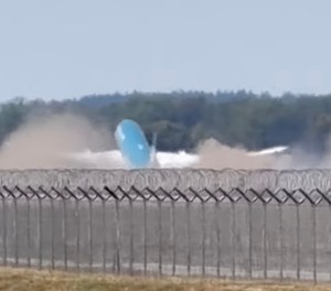 Die Boeing 787 hebt in München ab: Viel Staub aufgewirbelt.