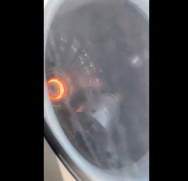 Teil des Triebwerks löst sich im Flug