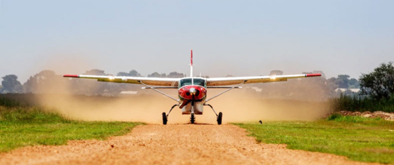 Ein Kleinflugzeug am Flugplatz Kidepo: Die Regierung will vier Flugplätze Ugandas ausbauen.