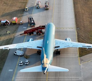 Die stehen gebliebene Boeing 787 von Vietnam Airlines nach der Landung in München: Die Blackbox wird ausgewertet.