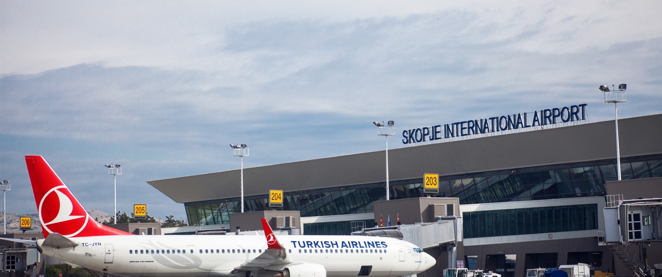 Eine Boeing 737-800 am Flughafen Skopje: Am 4. Januar stürmte ein Mob die lokale Flugsicherung.