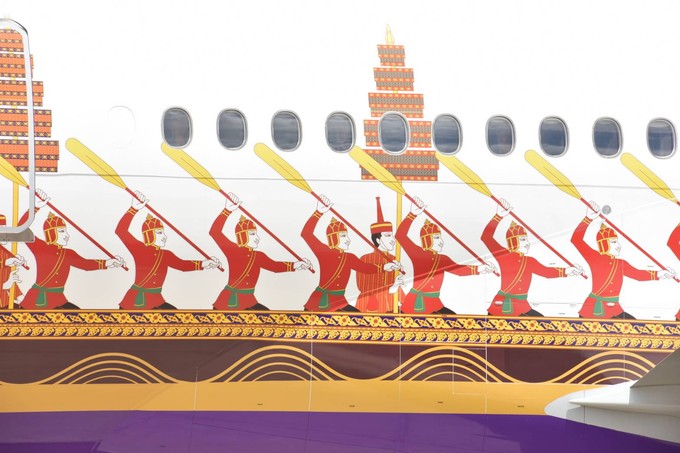 Zu Ehren der Krönung von König Vajiralongkorn hat Thai Airways nun eine Boeing 777 mit einer Barken-Speziallackierung versehen.