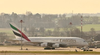 Zu Beginn des Iran-Kriegs in Zürich geparkter Airbus A380 von Emirates: Die Golfairline sieht beste Buchungszahlen.