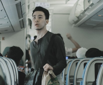 Passagier in einem vollbesetzten Flugzeug: Abstand bringt auch an Bord etwas.