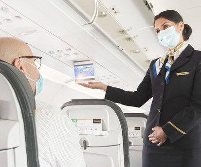 Flugbegleiterin von Condor und Passagier: Weiterhin Zubringerflüge mit Lufthansa?