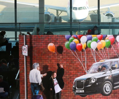 «Floating Taxi» von Rogue One im Terminal 5 des London-Heathrow Airport: Der Künstler malte das Werk zuerst auf einer Gebäudewand in Glasgow.