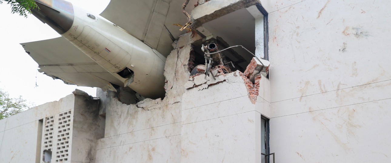 Indiens Premier Narendra Modi an der Absturzstelle von Flug AI171: Klarheit herrscht noch nicht.