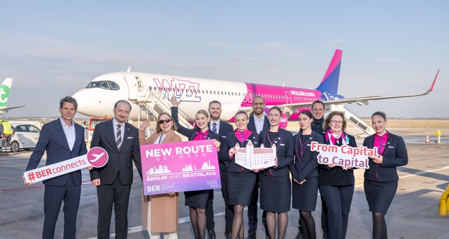 Wizz Air mit neuer Strecke ab Berlin: Airline-Mitarbeitende und Vertretende des Flughafens freuen sich über die neue Strecke.