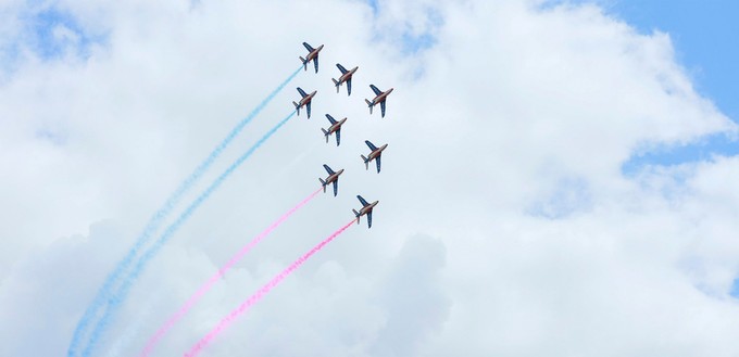 Begleitet wurden sie von Dassault-Alpha-Jets der Fliegerstaffel Patrouille de France.