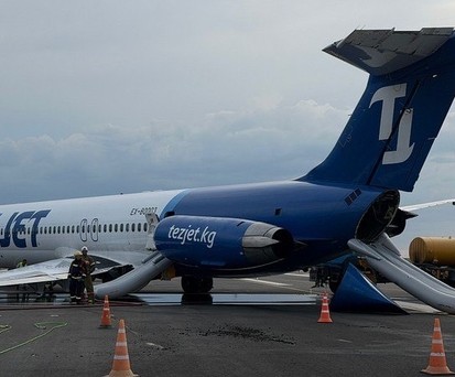 Das Flugzeug von Tez Jet liegt nach dem Fahrwerksbruch auf der linken Seite: Der Flughafen war mehrere Stunden gesperrt.