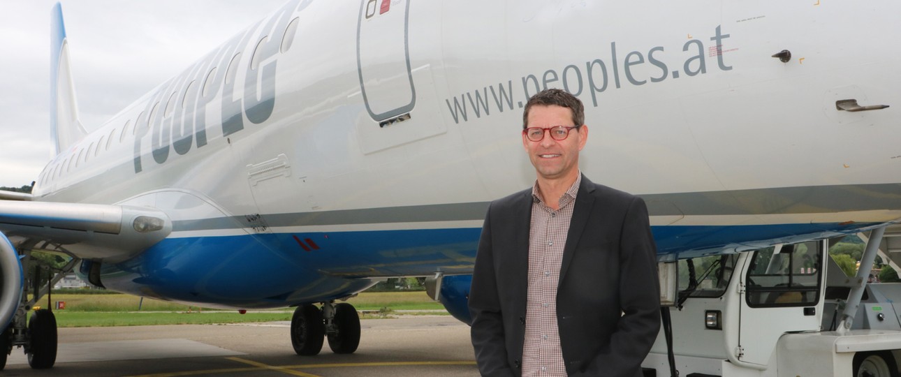 People's-Chef Thomas Krutzler vor der Embraer E170: Der Jet wird im Sommer gewartet.