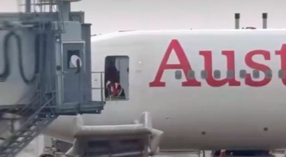 Die Notrutsche wird abtransportiert: Verzögerungen beim Abflug der Boeing 767 von Austrian Airlines.
