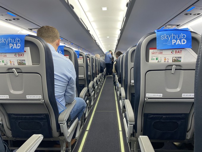 ... insgesamt 72 Passagierinnen und Passagiere Platz.
