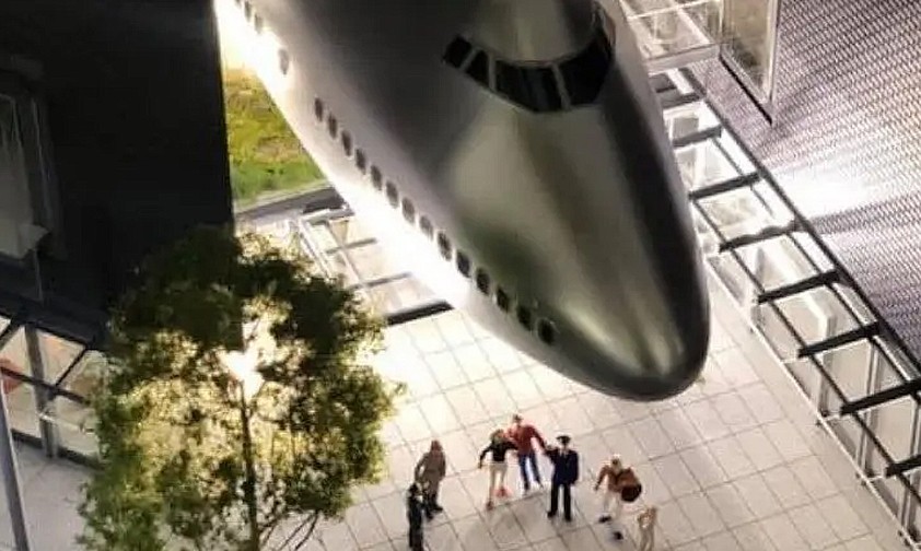 Der Rumpf der ehemaligen United-Boeing-747 wird über den Köpfen der Passanten hängen.