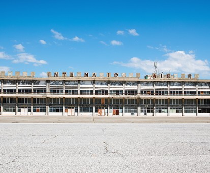 Blick vom Vorfeld aufs Terminal des Nicosia International Airport.