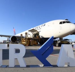 Am 28. März feierte Stuttgart mit diesem Aufsteller den Start der Route nach Atlanta.
