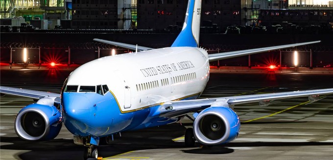 ... sowie einer Boeing C-40 Clipper, einer militärischen Version der Boeing 737-700.