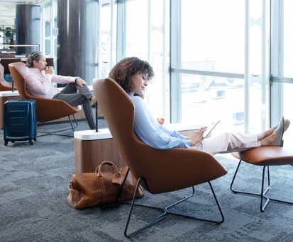 Die neue Lounge von United Airlines in Newark ist sehr hell.