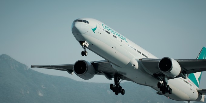 Eine Boeing 777-300 ER von Cathay Pacific: Die Airline bringt eine neue Business-Class und eine neue First Class auf den Markt.