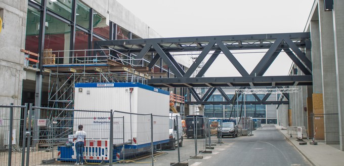 Vom Terminal 2 sollen die Passagiere in das Nordpier weitergehen und von dort in den restlichen Flughafen gelangen. Zwei Übergange sind bereits installiert und werden ebenfalls mit einer Außenfassade verkleidet.