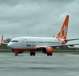 Boeing 737 von Sky Up: Eine Maschine steht weiterhin am Flughafen Kyiv.