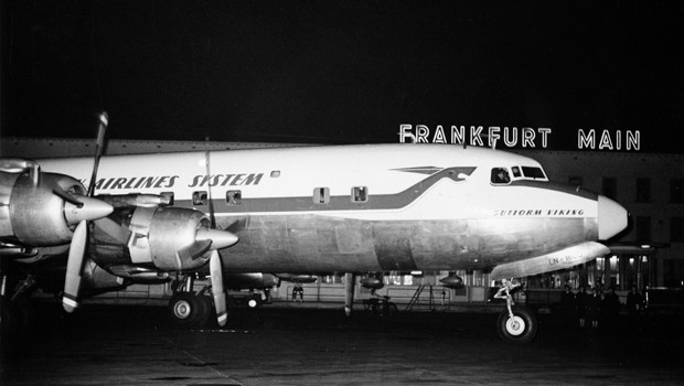 Eine DC-7 steht in den Fünfzigerjahren am Flughafen Frankfurt am Main. Ab 1959 setzte mit der Sud Aviation Caravelle bei SAS das Jet-Zeitalter ein.