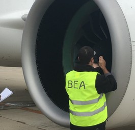 Paris: Mitarbeiter der französischen Untersuchungsbehörde BEA sehen sich das Triebwerk des außerplanmäßig gelandeten Airbus A220 von Swiss an.