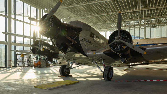 Die Junkers Ju52: Auch wenn noch Absperrband und Co. zu sehen sind: Das Flugzeug ist fertig und abgenommen.