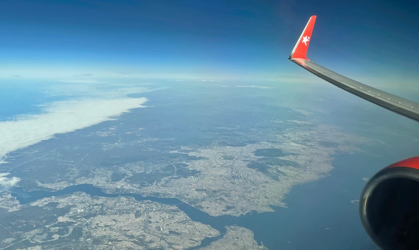 Blick aus einem Corendon-Flieger: Ab 18 deutschen Flughäfen möglich.