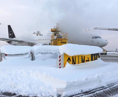 Lufthansa-Jet bei der Enteisung am Flughafen München: Für die Nacht ist Eisregen vorhergesagt.