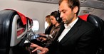 Passagiere mit Handys und Laptop: Keine Seltenheit mehr