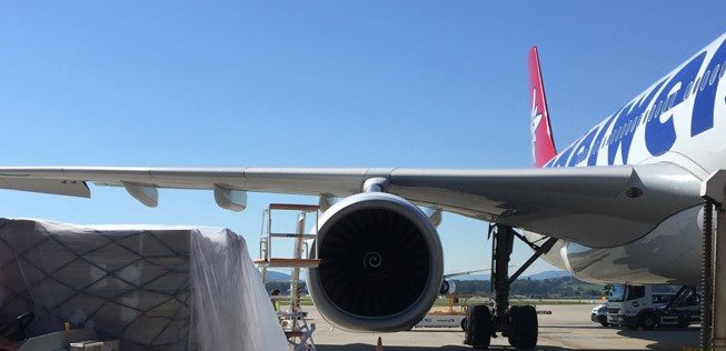 Beladung einer Maschine von Edelweiss Air.