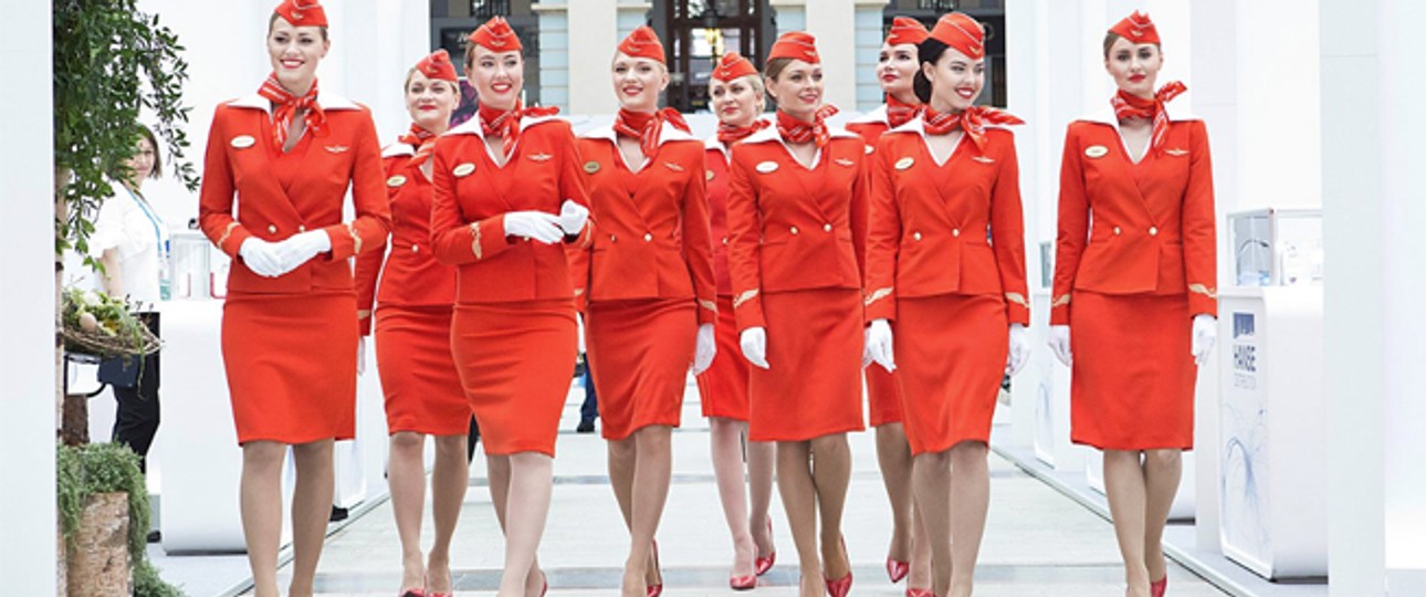 Outfit von Aeroflot: Nicht jede Stewardess hat Gardemaß.