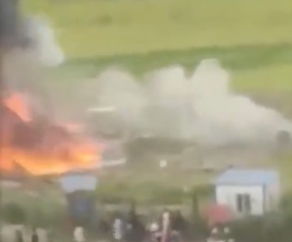 Feuer an der Piste: Das Flugzeug stürzte beim Start ab.