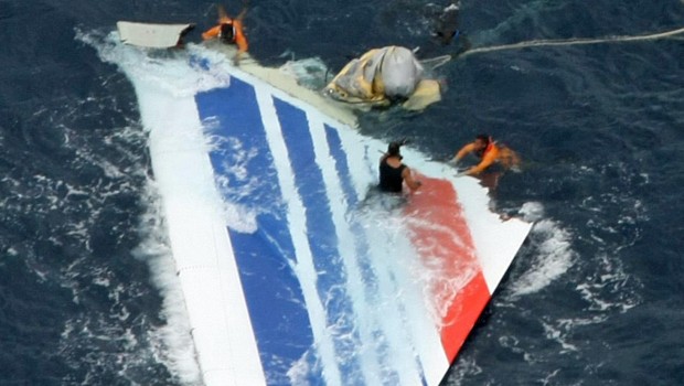 Rettungskräfte bergen die Heckflosse aus dem Meer (Archivbild vom Juni 2009): Keine Überlebenden.