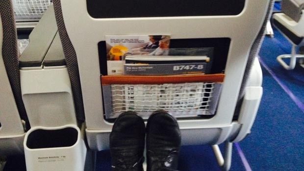 Ein Geheimtipp: Mehr Raum gibt es auch auf einigen billigen Plätzen - etwa in Reihe 27 der 747-8. Sie liegt direkt hinter der Premium Economy - hat aber mehr Beinfreiheit. Um das bessere Essen wird man den Vordermann aber beneiden müssen.