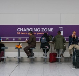 Ladestation am Flughafen Gatwick: Ladestationen gelten als Hotspot für Noroviren.