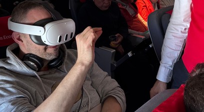 Passagier mit VR-Brille: Neues Erlebnis an Bord.