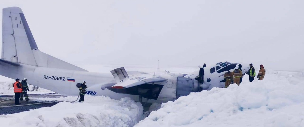 Die Antonov An-26 blieb rund 1000 Meter vor der Piste im Schnee stecken.