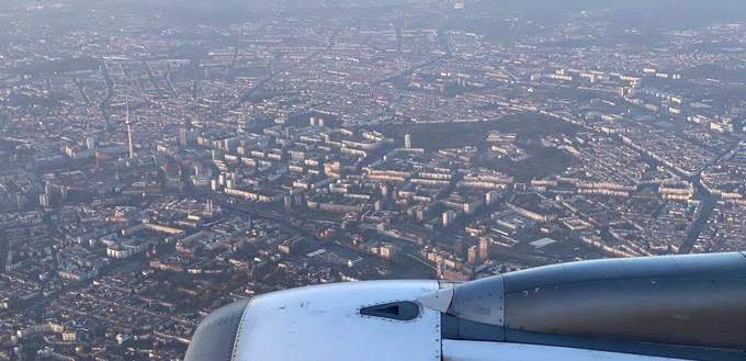 Der Blick auf Berlin-Mitte. Ein letztes Mal nach dem Start in Tegel.