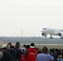 Comac C919 bei einem öffentlichen Auftritt: OTT Airlines wird als erste Fluglinie den Flieger im regulären Betrieb einsetzen.