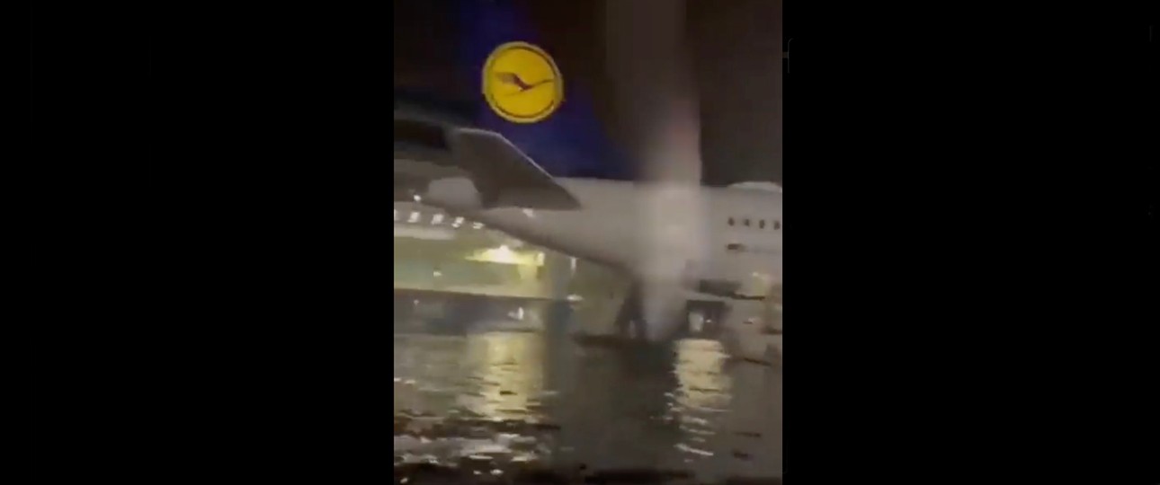 Flughafen Frankfurt am Mittwochabend: Flugzeuge standen tweilweise einen halben Meter tief im Wasser.