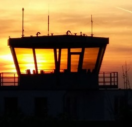 Kontrollturm am Flughafen Paderborn: Höhere Gefahr ab April?