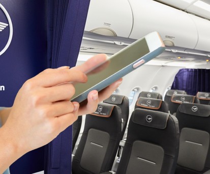 Frau an Bord eines Lufthansa-Fliegers: Künftig immer online.
