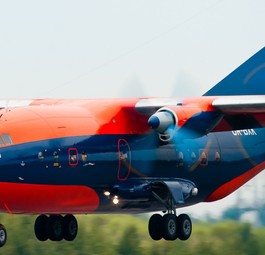 An-12 von Cavok Airlines: Die orangene Lackierung sticht direkt ins Auge.